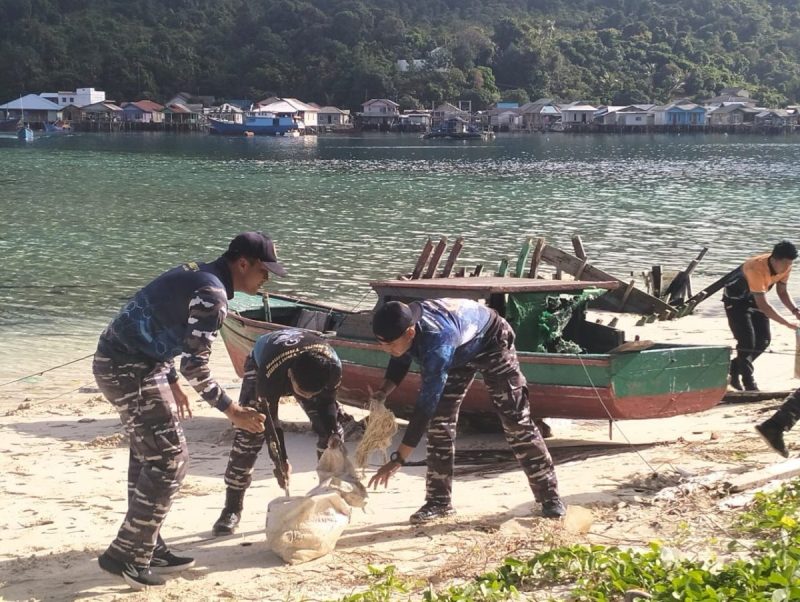 Sambut Bulan Suci Ramadhan, Posal Jemaja Bersama Masyarakat Melaksanakan Gotong Royong Bersih Pantai