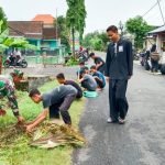 Sambut Ramadhan, Babinsa Koramil Sumberrejo Bojonegoro dan Warga Kedungrejo Bersih-Bersih Area Makam