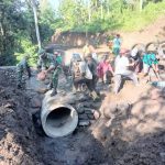 Satgas TMMD Dibantu Warga Bergelut Dengan Material Dan Suara Mesin Molen Agar Program TMMD Selesai Tepat Waktu