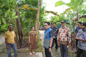 Ganasnya Air Bengawan Solo Meluap Gerus Rumah Warga, PJ Bupati Bojonegoro Sidak Lokasi Banjir