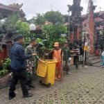 Peduli Kebersihan Tempat Ibadah, Koramil 07/Cipayung Bersihkan Pura Widya Dharma
