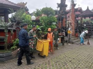Peduli Kebersihan Tempat Ibadah, Koramil 07/Cipayung Bersihkan Pura Widya Dharma