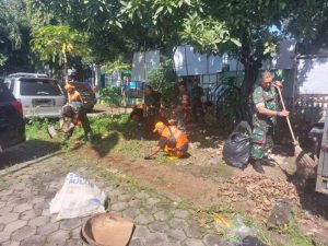 Karya Bhakti Koramil Kramatjati Bersihkan Genangan Air, Cegah Demam Berdarah