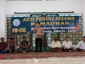Kapolsek Cengkareng Bersama 4 Pilar Bagikan Ratusan Paket Sembako