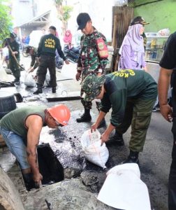 Babinsa Koramil Gambir Melaksanakan Kerja Bakti Bersama Warga Binaan