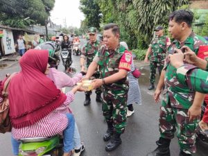 Koramil 03/Pasar Minggu Berbagi Takjil Buka Puasa