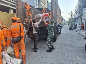 Babinsa Koramil 02/Sawah Besar Bersama Anggota PPSU Dan Sudin Tata Air Melaksanakan Kerja Bakti