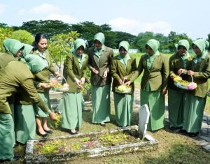 Persit Kodim Bojonegoro Ziarah dan Tabur Bunga ke Makam Pahlawan