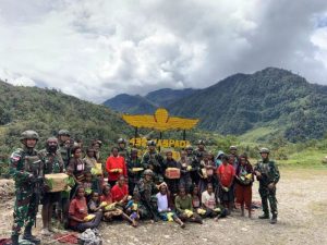 Prajurit Yonif 432/Wsj Kostrad Berikan Bansos Kepada Warga Distrik Dal Papua