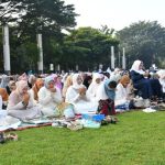 Komandan Lanal Bandung Bersama Forkopimda Provinsi Jawa Barat dan Warga Masyarakat Sholat Idul Fitri di Lapangan Gasibu