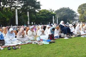 Komandan Lanal Bandung Bersama Forkopimda Provinsi Jawa Barat dan Warga Masyarakat Sholat Idul Fitri di Lapangan Gasibu