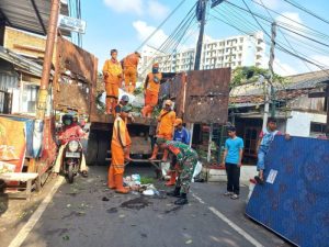 Wujudkan Lingkungan Bersih, Babinsa Koramil 05/Tanah Abang Kerja Bakti Bersama Warga dan Anggota PPSU
