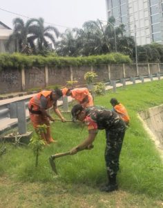 Bersama PPSU, Babinsa Koramil Pulogadung, Bersihkan Lingkungan