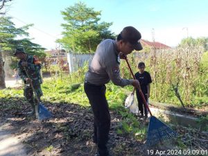 Polsek Porsea Bersama Babinsa Dan Warga Kompak Gelar Gotong Royong