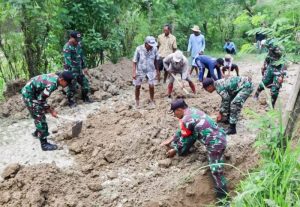 Siapkan Sasaran Fisik TMMD 120, Babinsa Kodim Bojonegoro dan Warga Napis bersih-bersih Jalan Poros Desa