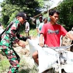 Peduli, Babinsa Koramil Tambakrejo Bojonegoro bantu Warag Dorong Sepeda Motor