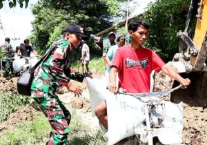 Peduli, Babinsa Koramil Tambakrejo Bojonegoro bantu Warag Dorong Sepeda Motor
