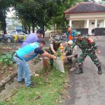 Babinsa Koramil Duren Sawit Bersama Dinas Pertamanan dan Warga Bersihkan Lingkungan