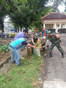 Babinsa Koramil Duren Sawit Bersama Dinas Pertamanan dan Warga Bersihkan Lingkungan