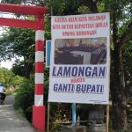 Ada Banner di Jalan Raya Kelurahan Sukomulya Bertuliskan “Lamongan Harus Ganti Bupati”