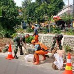 Babinsa Koramil Matraman Perbaiki Tanggul Saluran Air