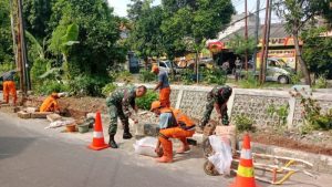 Babinsa Koramil Matraman Perbaiki Tanggul Saluran Air