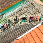 Peduli Dunia Pendidikan, Babinsa Kodim Bojonegoro dan Warga Rehab Ruang Kelas Sekolah Dasar