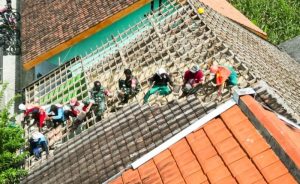 Peduli Dunia Pendidikan, Babinsa Kodim Bojonegoro dan Warga Rehab Ruang Kelas Sekolah Dasar