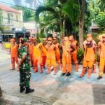 Babinsa 07/Kemayoran Berikan Latihan PBB Kepada Anggota PPSU