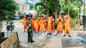 Babinsa 07/Kemayoran Berikan Latihan PBB Kepada Anggota PPSU