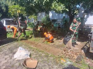 Bersihkan Lingkungan Warga, Koramil Kramatjati Giat Karya Bakti