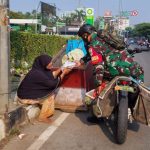 Berbagi Kebaikan, Babinsa Jati Raden Bagikan Nasi Kotak Gratis