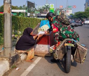 Berbagi Kebaikan, Babinsa Jati Raden Bagikan Nasi Kotak Gratis