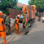 Bersihkan Sisi Jalan, Babinsa Koramil Duren Sawit Bersama Warga Giat Karbak
