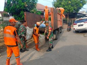 Bersihkan Sisi Jalan, Babinsa Koramil Duren Sawit Bersama Warga Giat Karbak