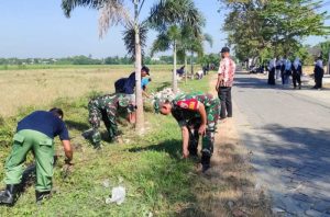 Dukung Pencanangan BBGRM XXI, Babinsa Koramil Dander Bojonegoro Karya Bakti bersama Masyarakat