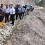 Bupati Toba Tinjau Perbaikan Jalan di Daerah Terpencil