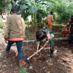 Bersihkan Lahan Kosong, Tanam Bekas Kaleng Oleh Babinsa Koramil Kramatjati