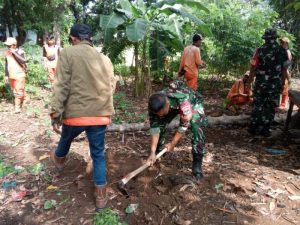 Bersihkan Lahan Kosong, Tanam Bekas Kaleng Oleh Babinsa Koramil Kramatjati