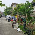 Bersama Tiga Pilar, Babinsa Koramil Cakung Bersih-bersih Lingkungan