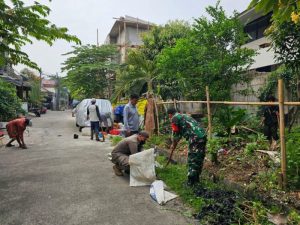 Bersama Tiga Pilar, Babinsa Koramil Cakung Bersih-bersih Lingkungan