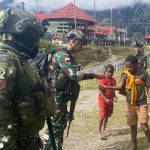 Satgas Yonif 509 Kostrad Menyambangi Masyarakat dan Memberikan Bantuan