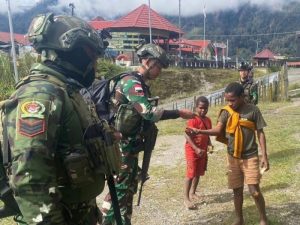 Satgas Yonif 509 Kostrad Menyambangi Masyarakat dan Memberikan Bantuan