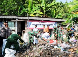Bersama Warga, Satgas TMMD 120 Kodim Bojonegoro bersih-bersih Area Pasar Taji