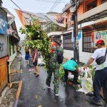 Minggu Bersih, Babinsa Koramil Matraman Bantu Warga Kerja Bakti