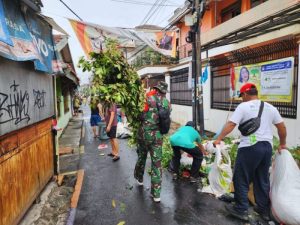 Minggu Bersih, Babinsa Koramil Matraman Bantu Warga Kerja Bakti