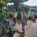 Jumat Bersih, Babinsa Koramil Duren Sawit Bersama Warga Bersihkan Saluran Air