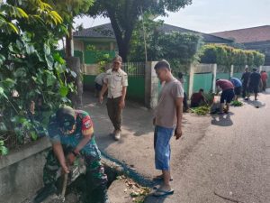 Jumat Bersih, Babinsa Koramil Duren Sawit Bersama Warga Bersihkan Saluran Air