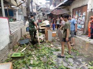 Menjaga Kebersihan Lingkungan Babinsa Koramil 02/Sawah Besar Kerja Bakti Bersama Warga Dan Anggota PPSU