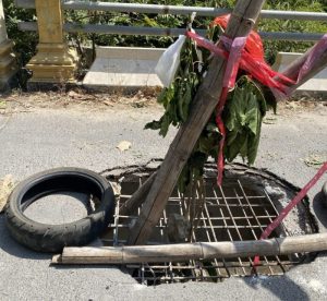 Jembatan Rusak Akibat Hilir Mudik Truk Tambang, Warga Tluwe Tuban Blokir Akses Jalan